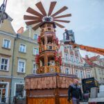 Wielki wiatrak świąteczny jest montowany na opolskim Rynku