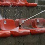 Wielkie czyszczenie krzesełek stadionowych [wideo]