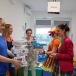 Dr Clown przyniósł prezenty dla dzieciaków w szpitalu