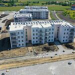 Ostatnie prace w mieszkaniach OTBS w Winowie - wkrótce pojawią się lokatorzy [wideo]