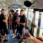 Piłkarze Odry Opole w autobusach - zawodnicy rozdawali wejściówki na najbliższy mecz