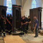 Strażacy przenoszą konfesjonał w Katedra Opole