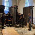 Strażacy przenoszą konfesjonał w Katedra Opole