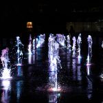 wieczorne fontanny opola plac kopernika wolności sebastiana (25)